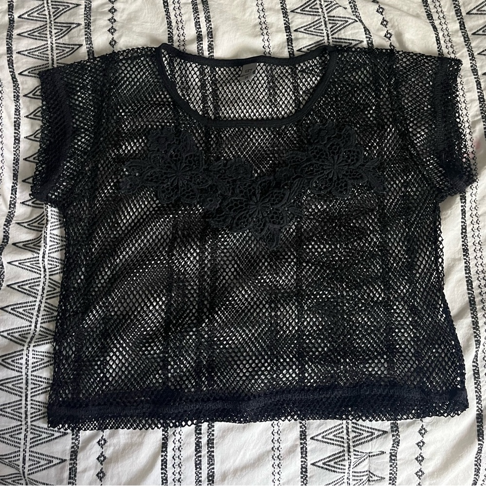 black hollow out drop shoulder crop top with flower detail